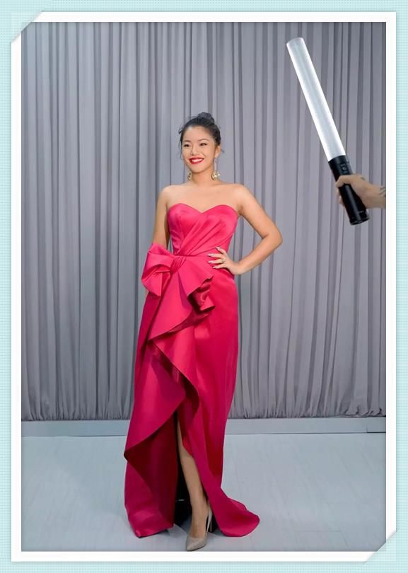 不露腿的王菊美翻天，穿露脐装秀小蛮腰，网友：头次发现你这么瘦