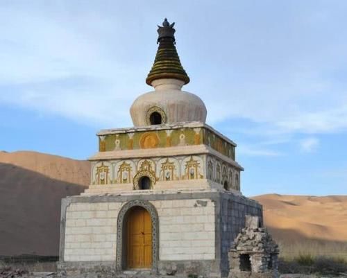 藏在沙漠里的古寺，距今已有百年历史，目前只有一位僧人