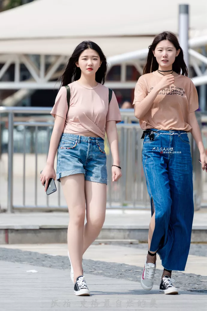 街拍：夏日街头好闺蜜，穿紧身牛仔热裤，简单大方却又不失洋气