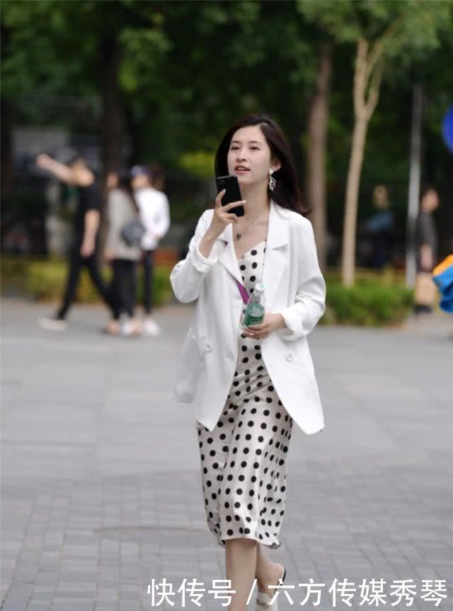 「气质」连衣裙尽显十足的小清新范,展现出青春活力的美好气质
