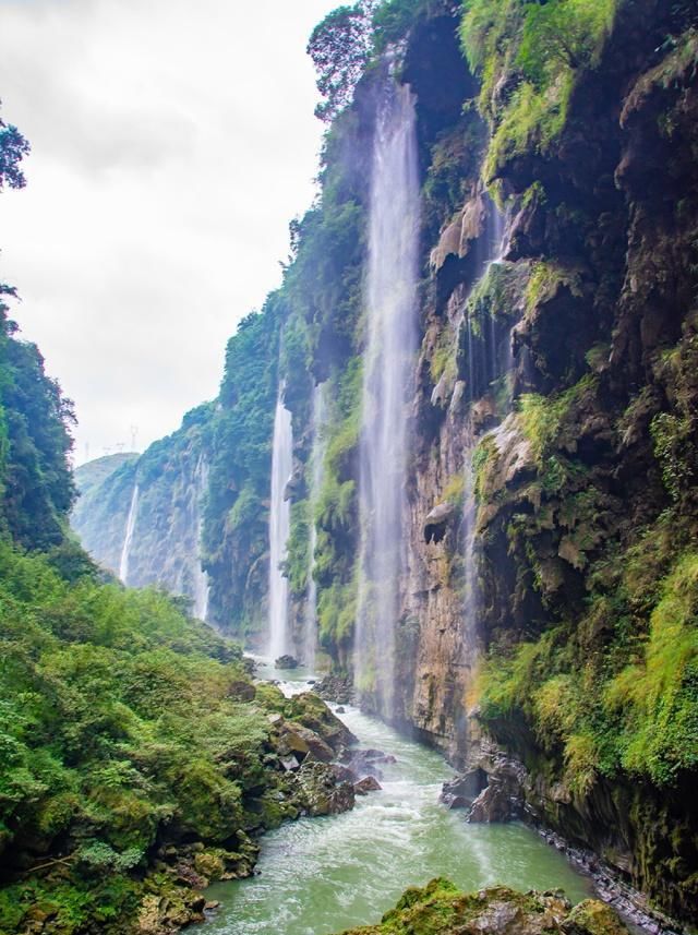 我国一处峡谷地缝,拥有上百处瀑布,非常壮观!