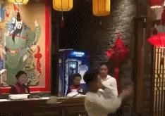  「每日」每日一笑：这车真是送人玫瑰，手留余香啊！