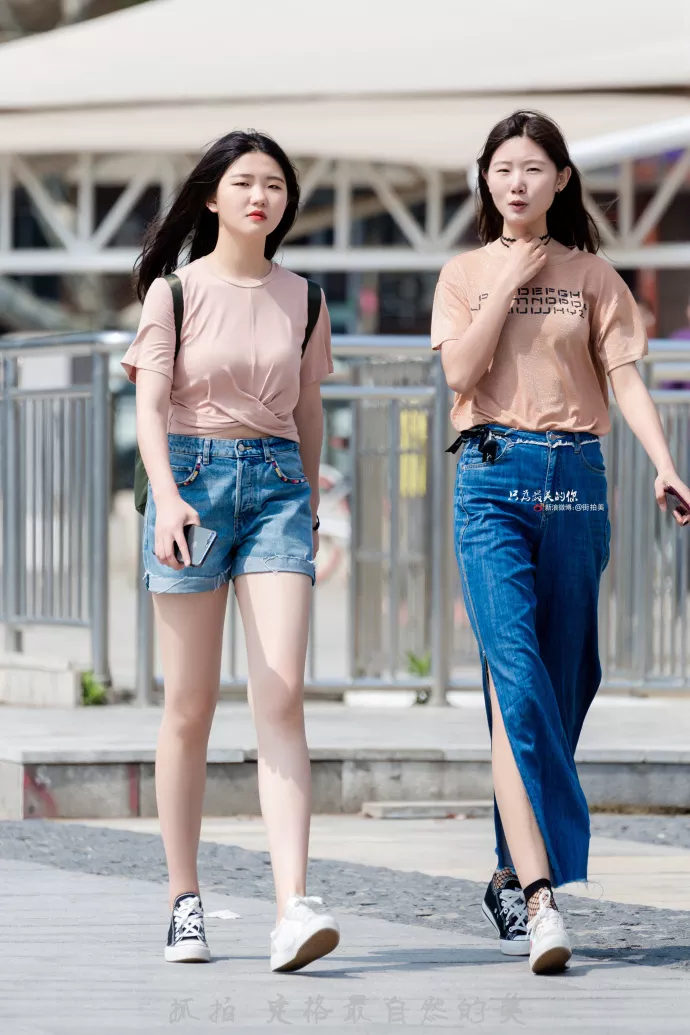 街拍：夏日街头好闺蜜，穿紧身牛仔热裤，简单大方却又不失洋气