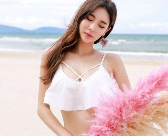 比基尼泳衣小姐姐，秀出完美曲线，女神范十足！