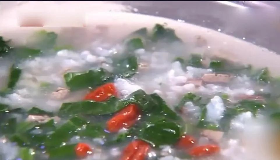  「化栓」菠菜配一物，成了化栓药、强心剂！春天吃最好，可惜很多人吃错