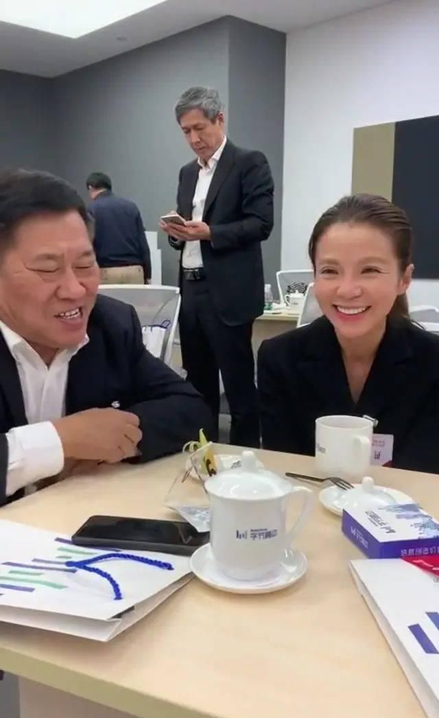 【看起来比较】朱迅皮肤白皙却松弛,气质也还在,但细纹凹陷怎么看都显老!