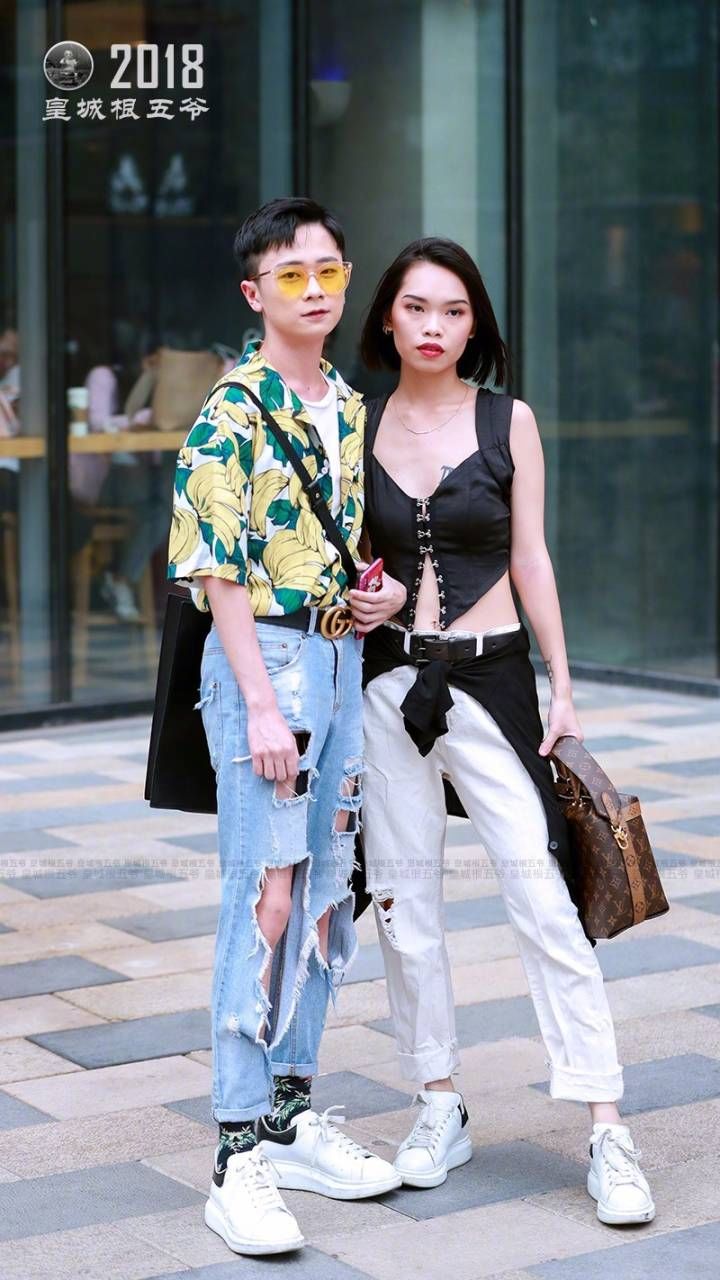 街拍:炎热的夏季里，爱美的姑娘可以选的衣服有很多