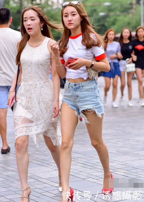 两个风格迥异的小姐姐逛街，秀出完美身材，让人垂涎三尺