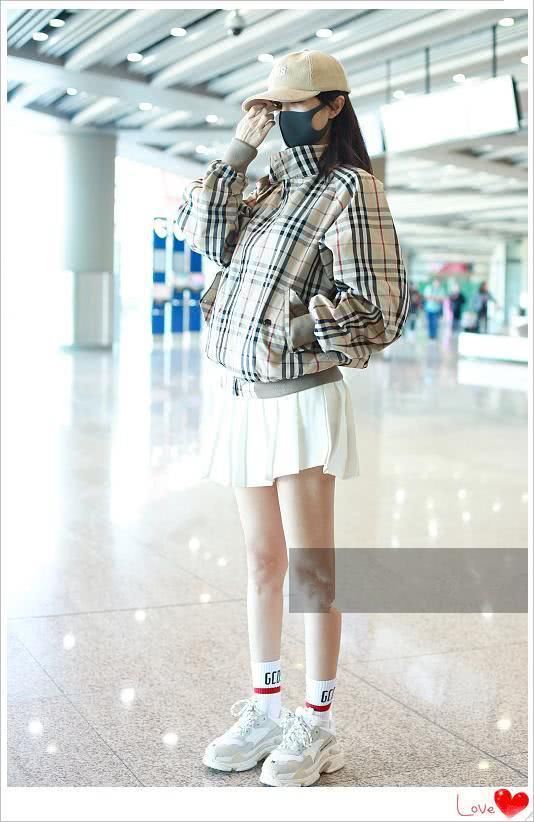 当沈梦辰穿百褶短裙撞上李菲儿，网友:比腿不相上下，比脸差远了