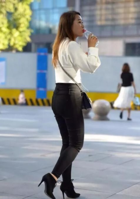 低着头爱玩手机的姑娘，穿上黑色打底裤后，越发感觉漂亮了许多