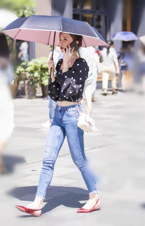 街拍:紧身牛仔裤自信出行,图四小姐姐们穿搭各异,喜欢中间穿法