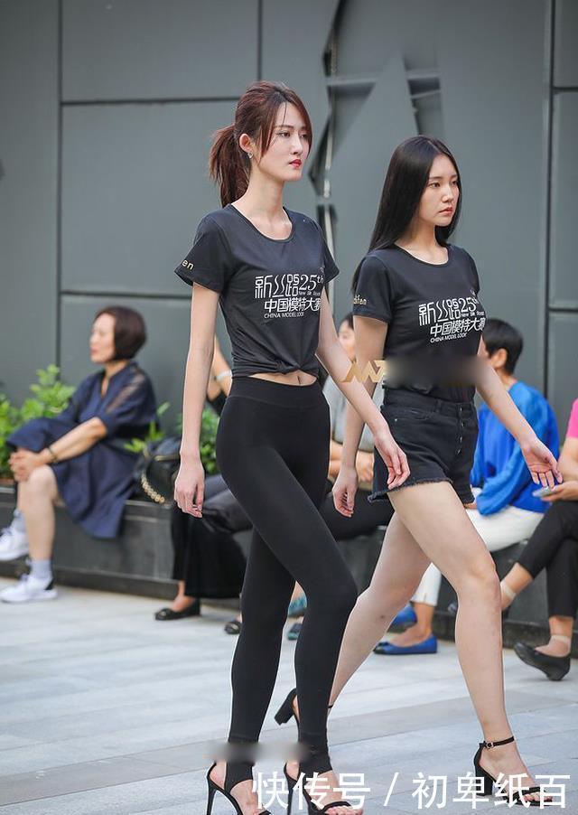  展现|街拍打底裤小姐姐的搭配魅力动人，展现现代女性都市感