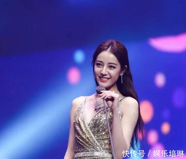 迪丽热巴穿金色深V鱼尾裙像极美人鱼，但是败在了一个细节