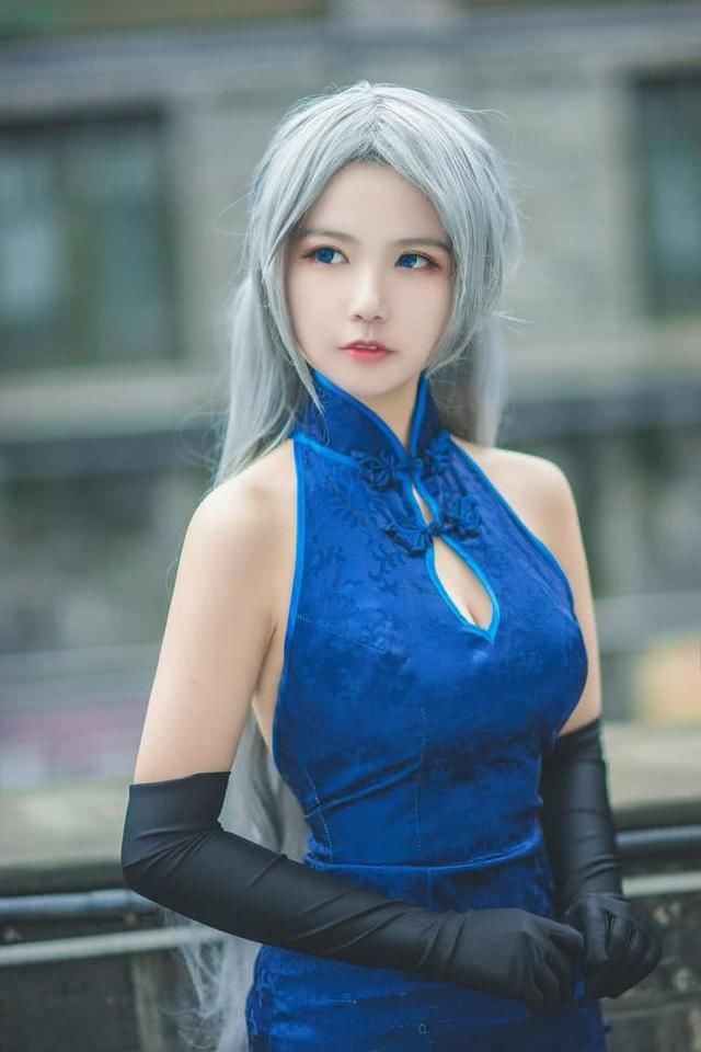 五官精致，紧身旗袍，小姐姐不光模样好，身材也苗条