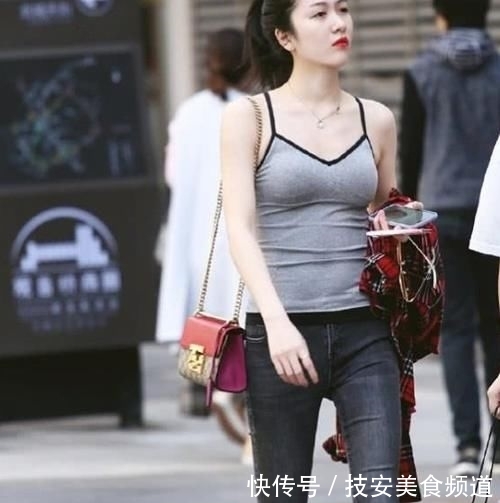  [时尚]牛仔裤时尚的造型，修身更有型，一眼看上去就非常的有气场！