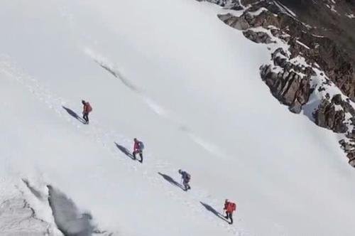 为什么有人说攀登珠穆朗玛峰时，遇到有人摔倒最好不要扶呢？