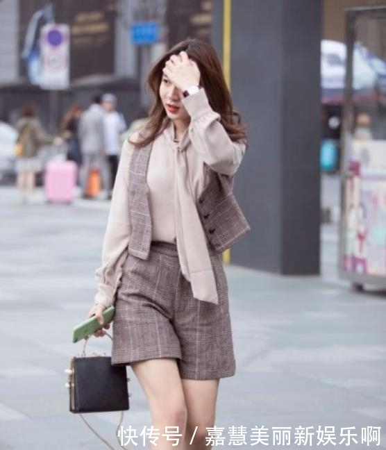 #美女#街拍:时尚的美女姐姐,精致的妆容自带妩媚气场,各种风格轻松驾驭