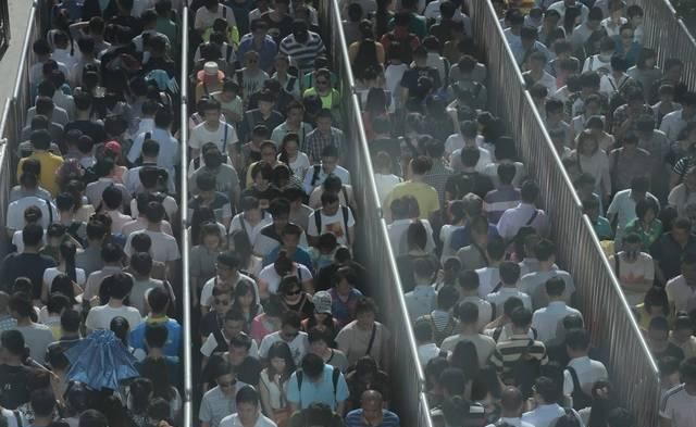  「不见」地铁挖得很深，挖出的泥土为何不见运出来，它们被运往