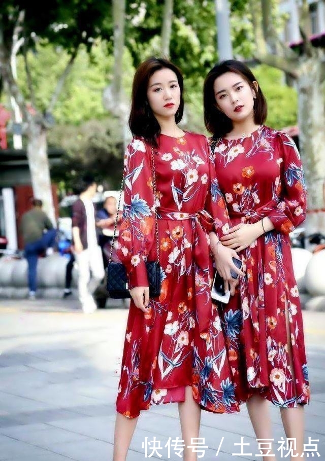  [红色]街拍：粉色吊带连衣裙搭配高跟凉鞋，挺拔了小姐姐曼妙的身姿