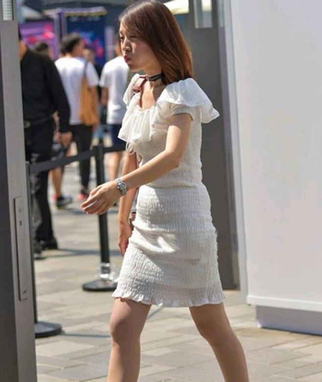  「衬托出」街拍：小美女身穿牛仔裤搭配休闲衫，显瘦显气质，衬托出苗条的好身姿