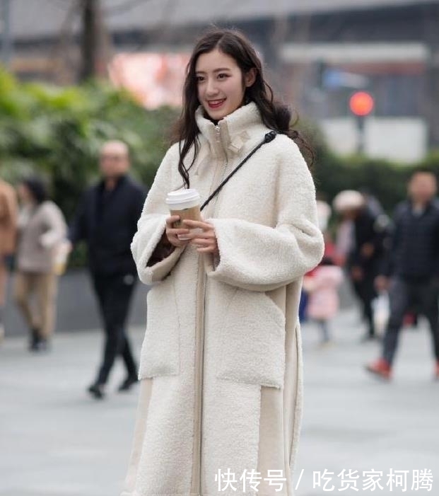 #美女#美女街拍:婀娜多姿的小姐姐,青春活力的打扮,时尚有型!