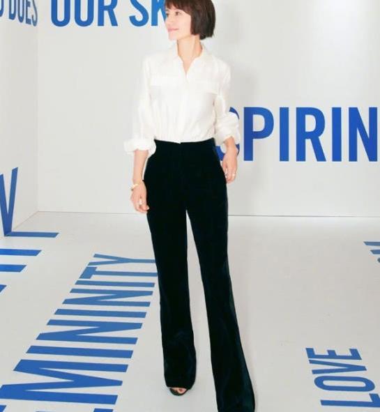 41岁袁泉弄了“狮子头”发型成少女,难怪被说是洋娃娃