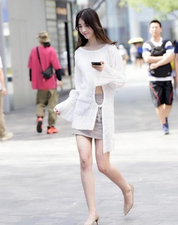  『美女』街拍：美女一身时尚穿搭让人眼前一亮，精致五官非常美呢