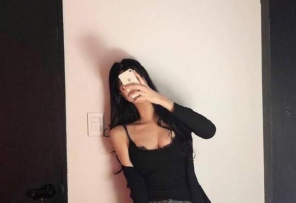 【低调】美女穿牛仔裤有魅力,穿出淑女气质,低调不失女人味