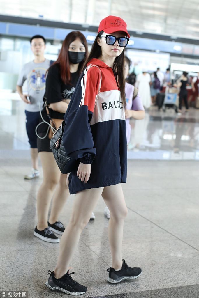 宋轶偷穿“男友”衣秀长腿甜笑少女范  疾跑赶路不忘挥手互动粉丝