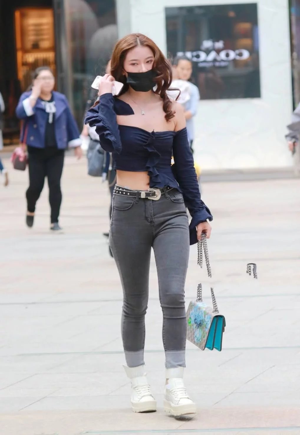 清纯小姐姐第一次穿抹胸紧身衣，一路口罩遮面，娇羞的眼神很迷人