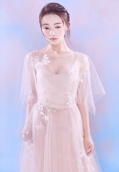 吴谨言拍摄照片太撩人，肉粉色的V领内衬，网友:傅恒哪里受得了