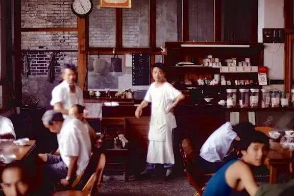 15张老照片:80年代外国游客拍摄的中国小吃！