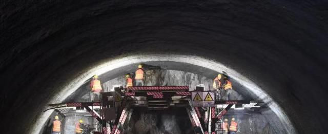  「中国」中国最宏伟的大桥，可在山肚子里连续转两圈，老外都服