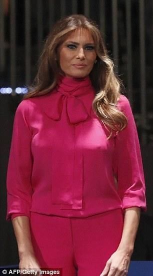 伊万卡的蝴蝶结装扮像后妈，穿铅笔裙上班的伊万卡似乎面无表情