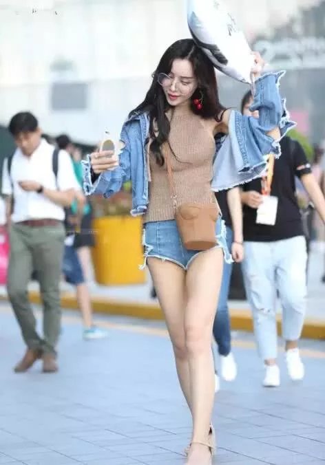 路人街拍，迎面走来的是一对闺蜜，穿着各不相同，各有气质