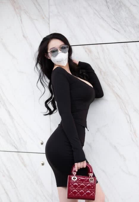 冷色系|微胖美女的独特魅力:散出“不简单”的韵味