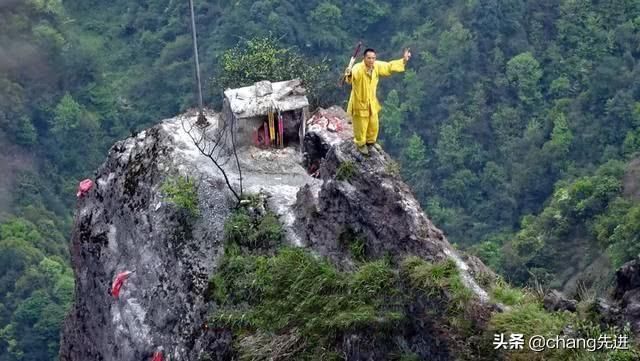 湖南一位峭壁飞人,专帮人上“龙头香”,每天收入高达上万元