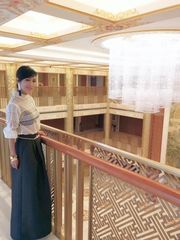 63岁米雪穿镂空长裙比少女还少女, 脸嫩白如雪甜笑好仙美