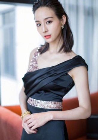 张钧宁裙子两边用“一条布”遮住，群众:小姐姐越发的会撩人了!