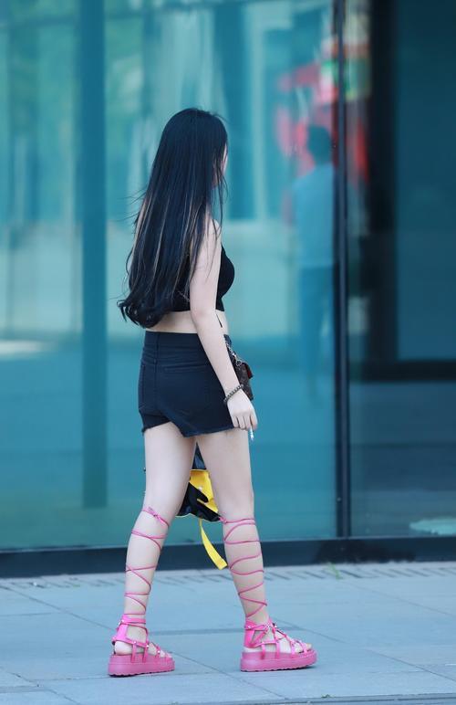 路人街拍:长发小姐姐的粉色凉鞋真有个性,绳子绑到膝盖了