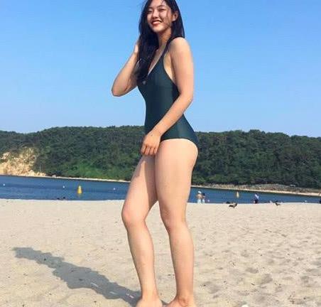 瑜伽老师海边秀身材，大腿粗如腰，网友：这才好看！