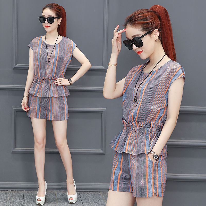 如果你不喜欢长裙，建议你穿短裤套装+裸鞋，拉长身材显高雅