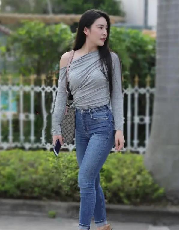  美女■街拍：环肥燕瘦的美女，一件灰色上衣配蓝色牛仔裤，青春活力气质