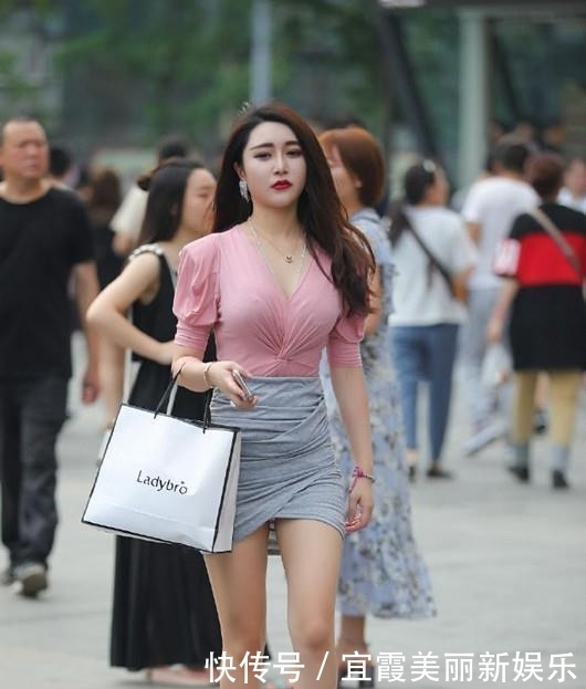 「美丽」街拍:时尚美丽小姐姐就不能严肃点吗?