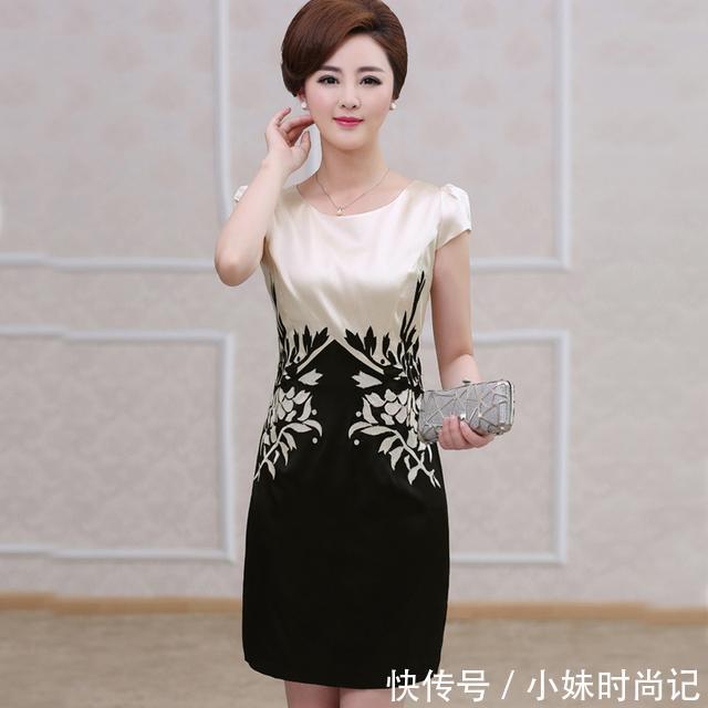 『优雅』50岁女人要优雅,更要时髦,穿这几款真丝裙让你典雅高贵显年轻