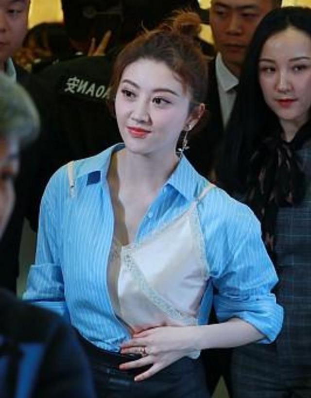 景甜豁出去了！蕾丝睡衣穿到衬衣外面，网友：张继科放你出来了？