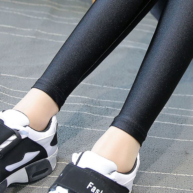 35岁闺蜜特会穿,紧身裤只穿有型的,凸显凹凸曲线,性感显腿长