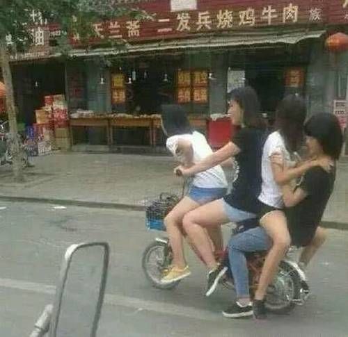 美女，明明知道自己穿着裙子还这么不注意，真是太尴尬了