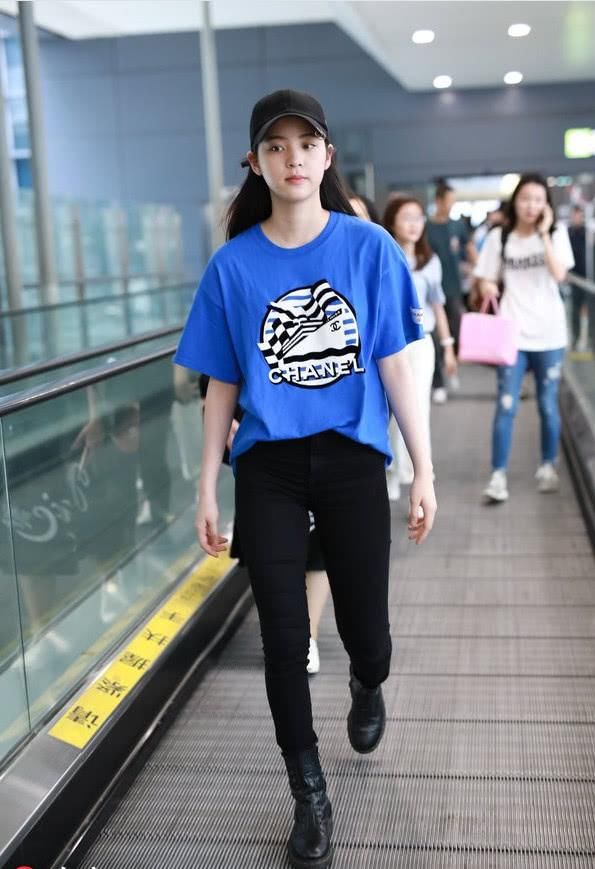 王丽坤92斤，欧阳娜娜94斤，两人同穿紧身裤，画风差距可不止2斤