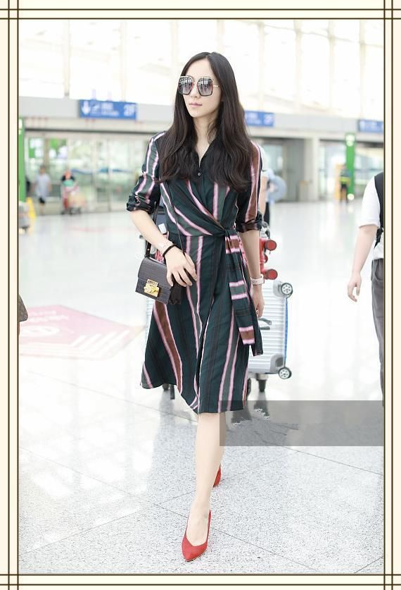 如果说韩雪的条纹裙是仪态万千，那张梓琳绝对称得上风情万种了！